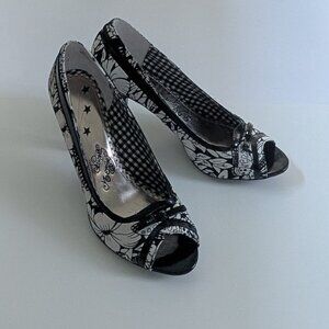 Naughty Monkey Nature Calls Peep Toe Heels, size 8, black & white